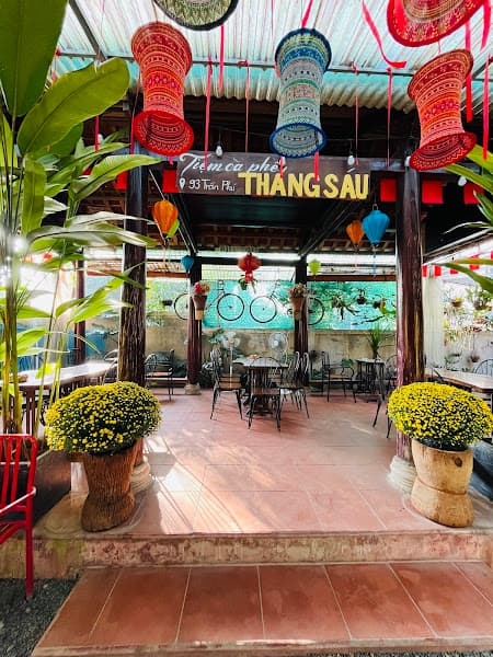 Tiệm cà phê Tháng Sáu