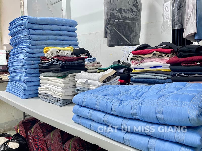 Hình ảnh Giặt ủi siêu tốc Miss Giang CN1 - Giặt sấy lấy nhanh, giặt là áo vest, đánh giày, ủi hơi nước, giặt rèm cửa - 3
