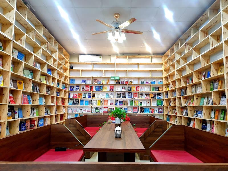 Càfe Sách Đông Tây.