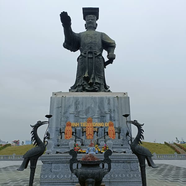 Tượng đài Đinh Tiên Hoàng