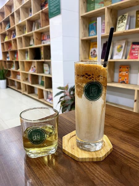 Hình ảnh Đông Tây Cafe Sách - 2
