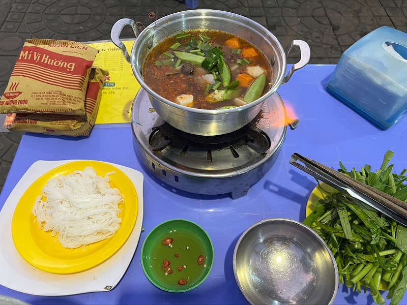 Quán Vỉa Hè Cỏ Ba Lá