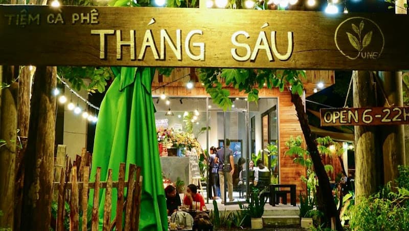 Tiệm Cafe Tháng Sáu