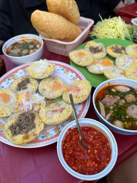 Bánh Căn Bánh Mì Xíu Mại -đặc biệt- ( bánh mì chảo )131 phan đình phùng tp đalat