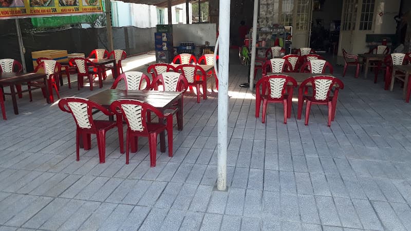 Quán ăn gia đình , Út tý