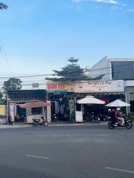 Hình ảnh Bánh xèo Phượng, Bà già cà phê - 3