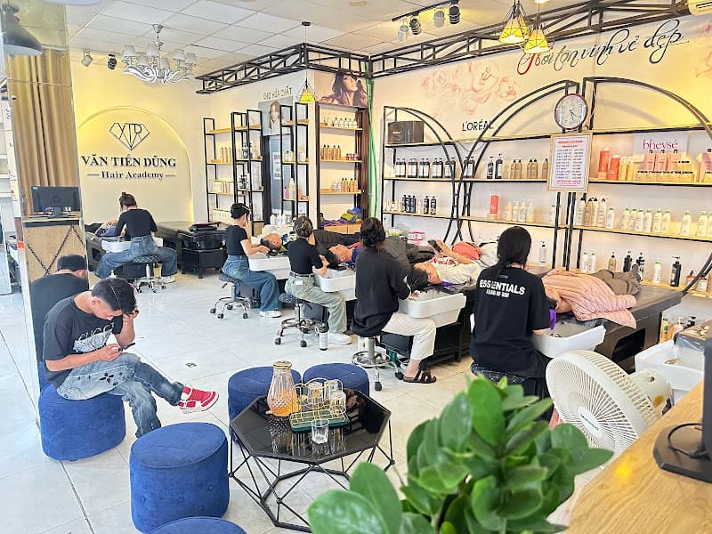 Hình ảnh Văn Tiến Dũng Cắt Tóc Gội Đầu Massage - 5