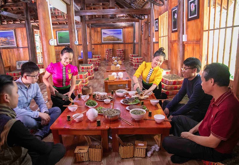 Nhà Hàng Rừng Vàng