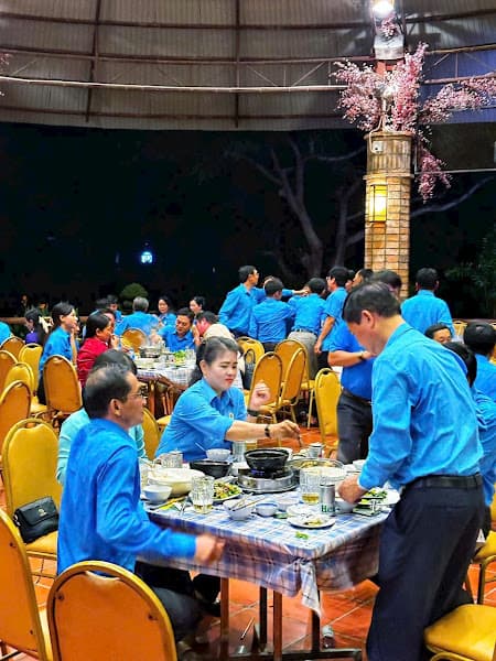 Nhà hàng Hoa Anh Đào cáp treo núi Cấm