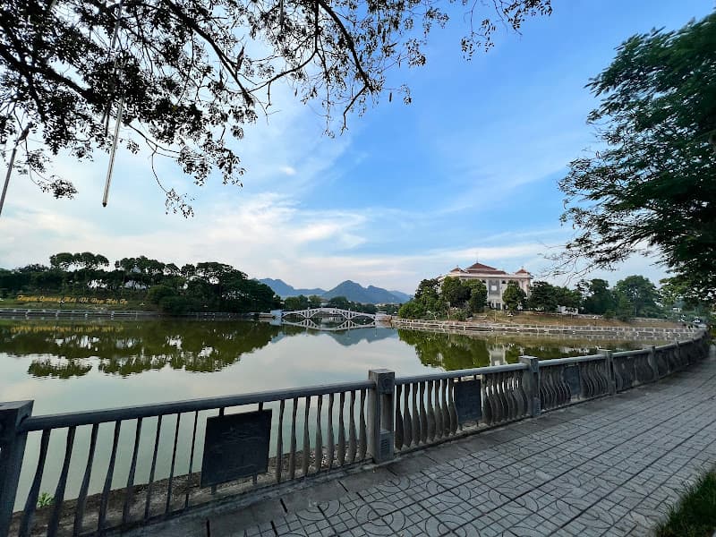 Ảnh bìa Hồ Tân Quang