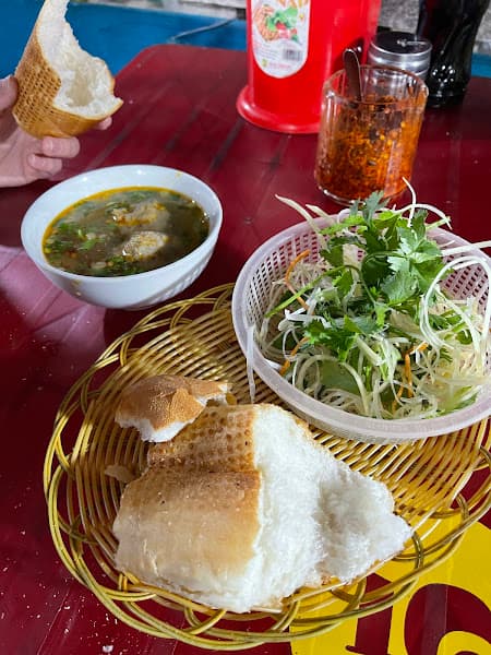 Hình ảnh Quán bánh mì xíu mại + Bánh tráng cô bé - 2