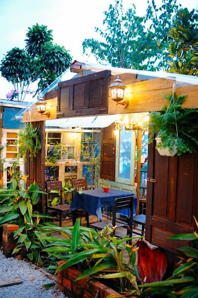 Ảnh bìa Dưới Tán Thông Già Coffee House