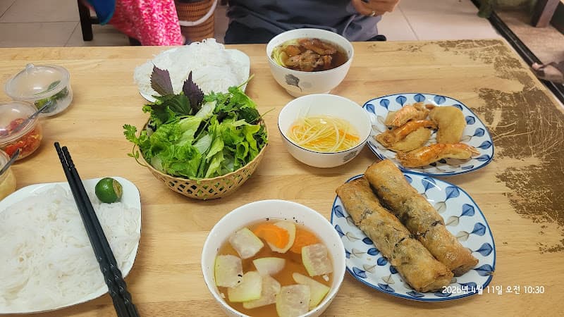 Hình ảnh Hanoi holic - Bún chả Hà Nội & Bánh tôm Hồ Tây - 2