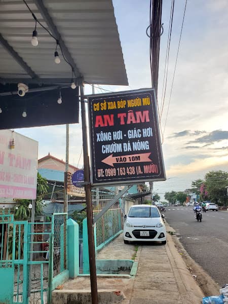 Hình ảnh Đấm bóp giác hơi người mù - 3