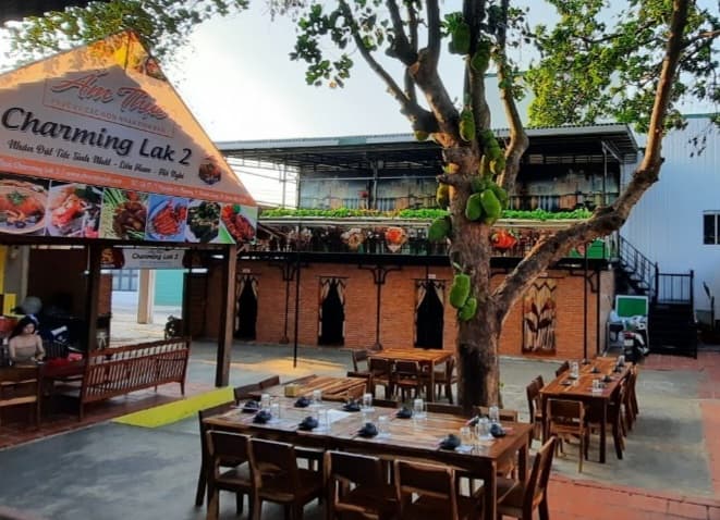 Ảnh bìa Ẩm thực Charming Lak 2 (Heo sọc dưa sữa quay)