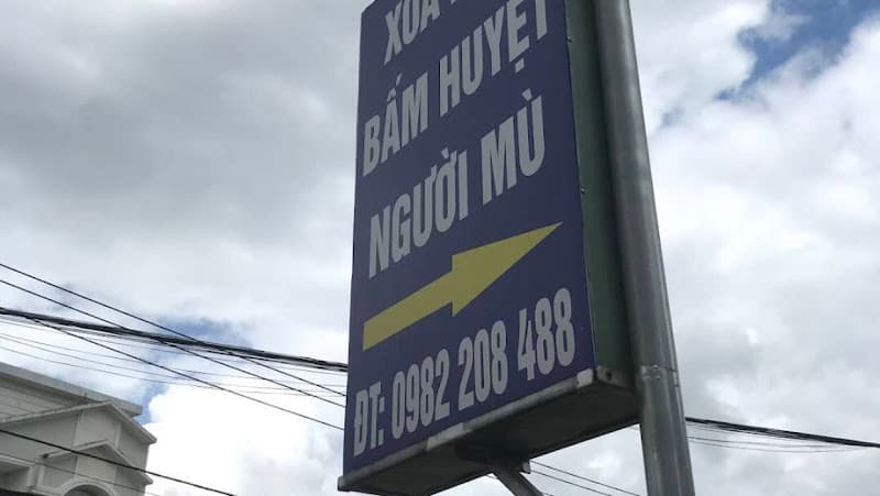 Ảnh bìa XOA BÓP BẤM HUYỆT NGƯỜI MÙ - TUỆ ĐỨC